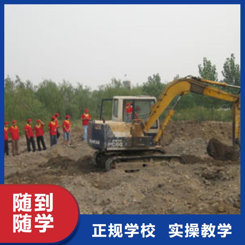 【挖掘机操作虎振学校报名地址正规培训】