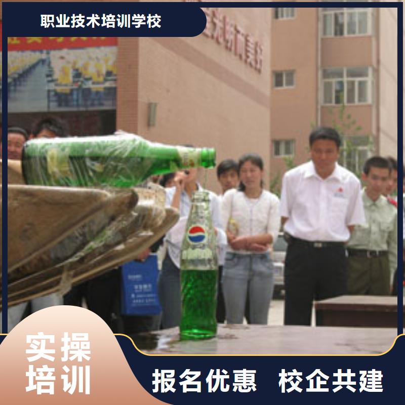 【挖掘机操作虎振学校报名地址正规培训】